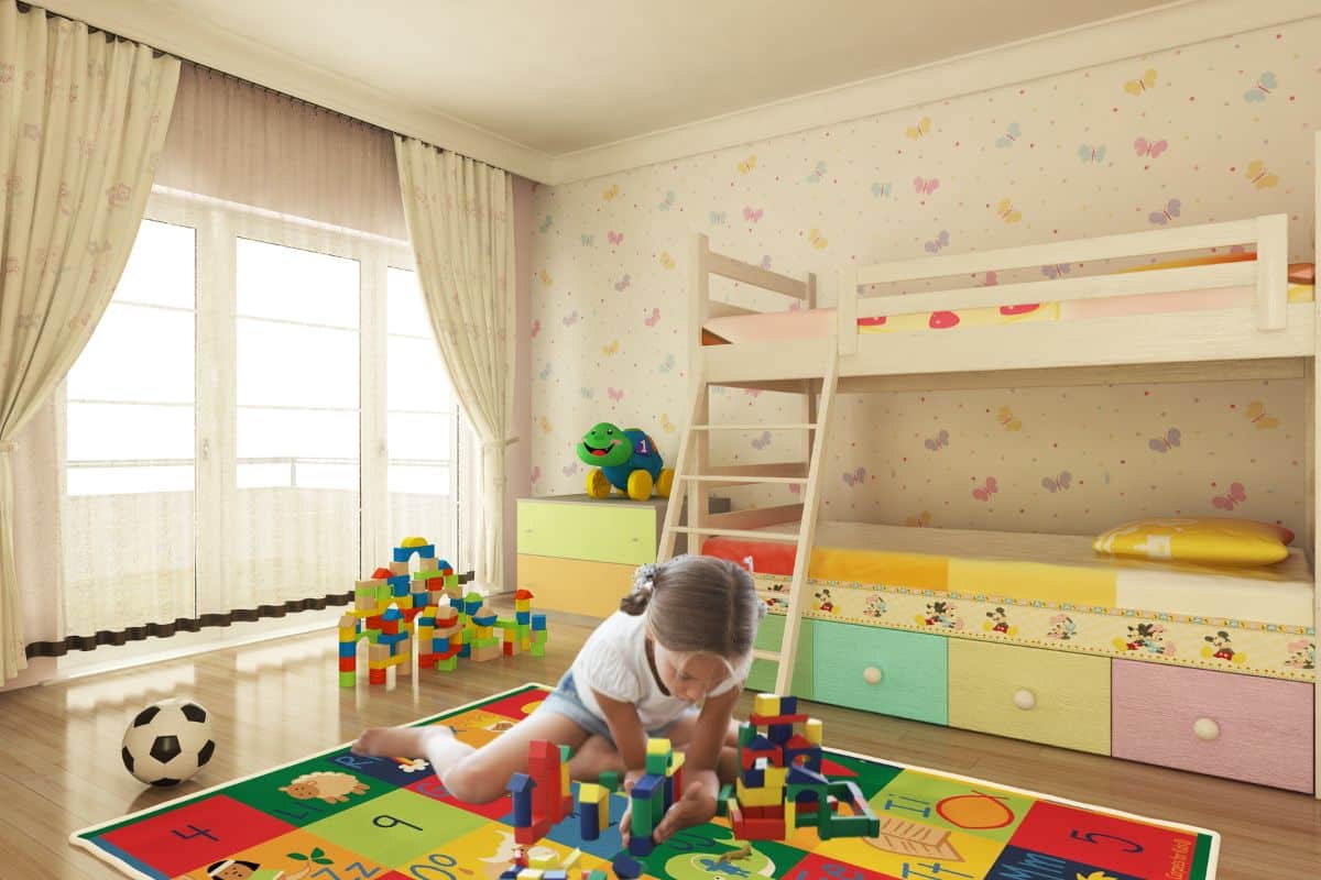 Un enfant joue avec des jouets dans une chambre ludique pour enfant.