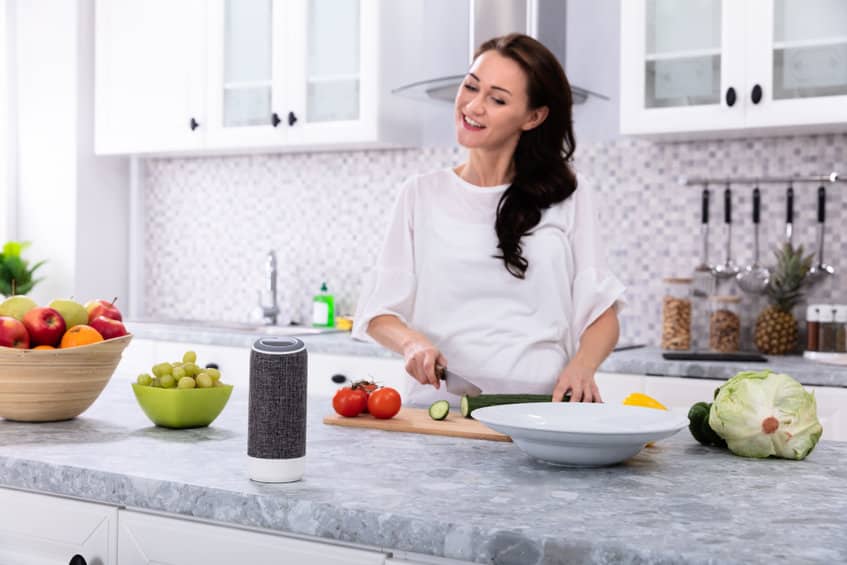 Une Femme Prépare à Manger Dans La Cuisine.