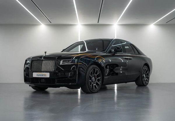 Une Rolls Royce Noire Est Garée Dans Une Pièce.