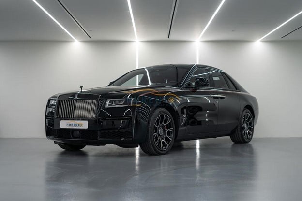 Une Rolls Royce Noire Est Garée Dans Une Pièce.