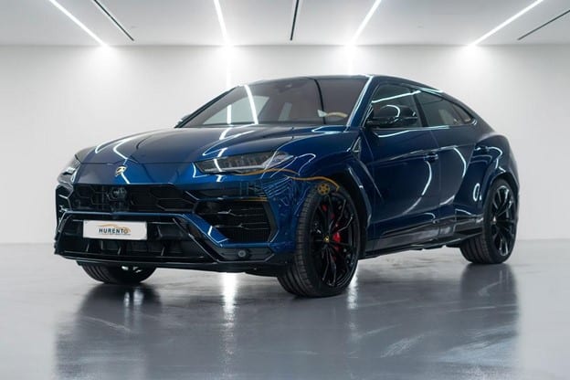 Un Suv Urus D'agneau Bleu Est Garé Dans Une Pièce.