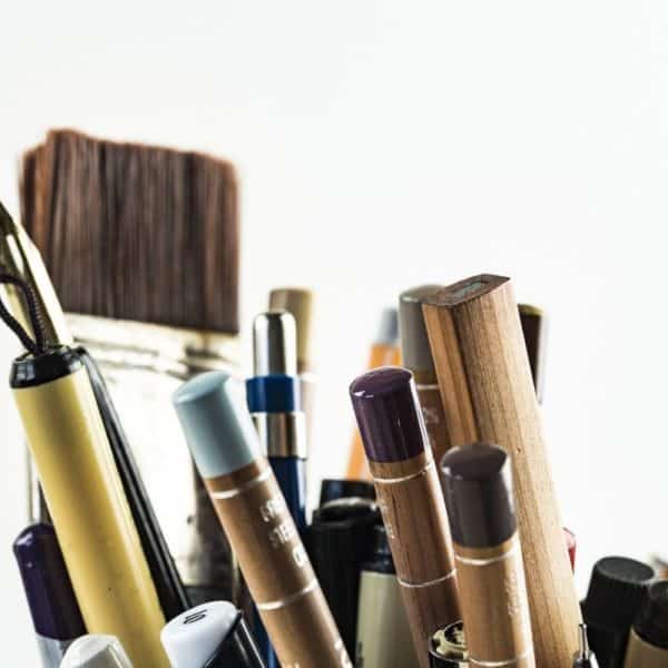 Une Collection De Fournitures D'art Dans Une Tasse.