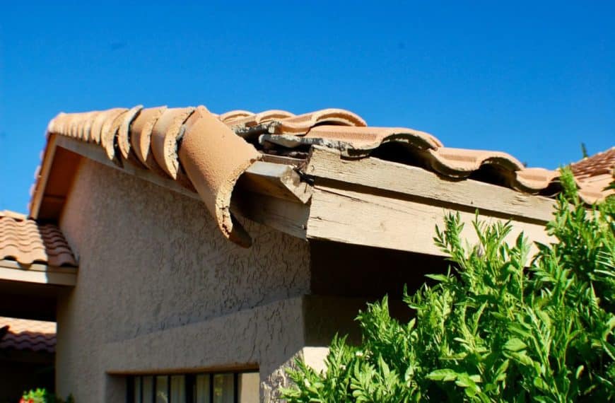 Une Maison Avec Un Toit Qui Fuit nécessitant une assurance habitation