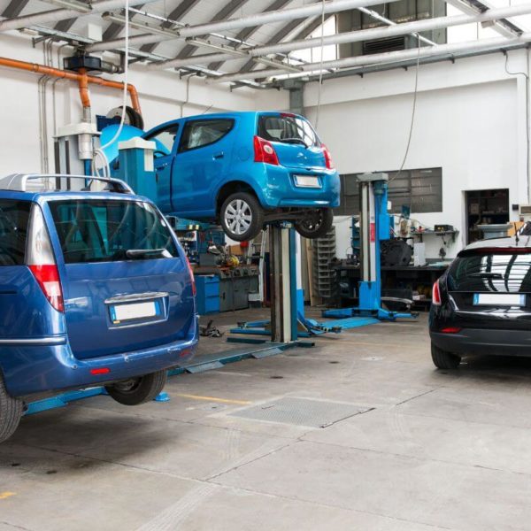 Des voitures dans un Garage profitent des astuces pour leur entretien
