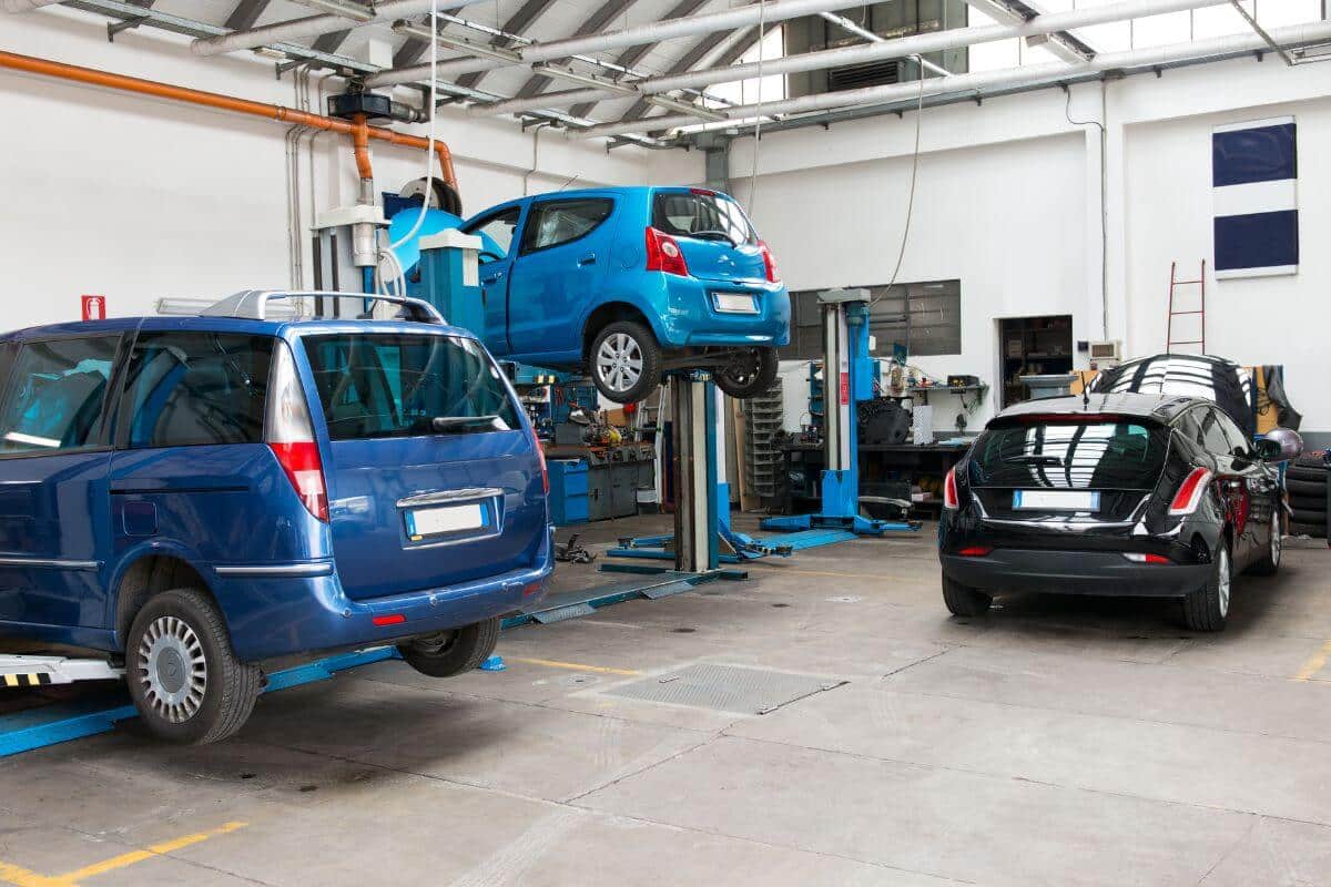 Des voitures dans un Garage profitent des astuces pour leur entretien