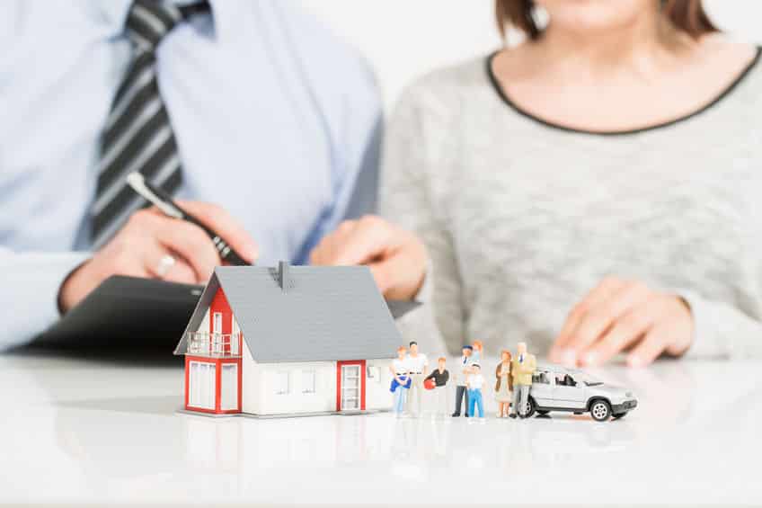 Un Homme Et Une Femme Tenant Une Maison De Jouets Et Une Voiture.