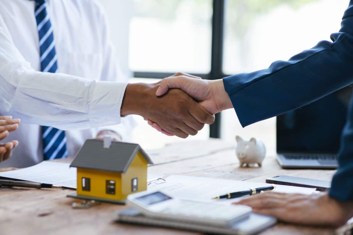 Deux partenaires finalisent les closes et signature de contrat dans un investissement immobilier. 