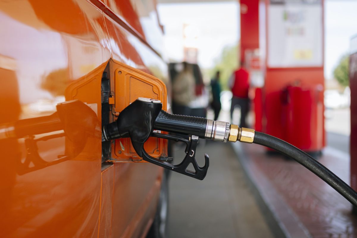 Hose filling the tank of your vehicle with the gas station hose