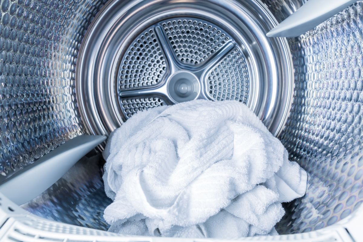 Une Serviette Blanche Dans Une Machine à Laver.