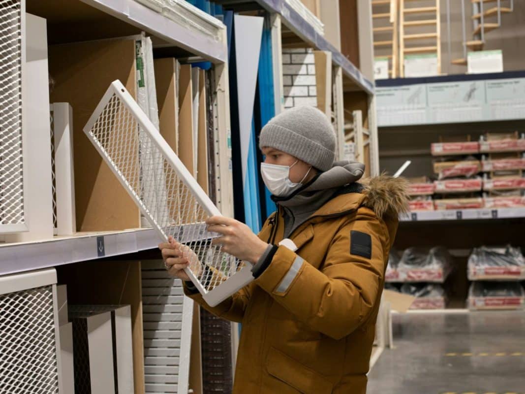 Une personne effectue le choix de matériaux pour rénovation en optant pour l'esthétique.