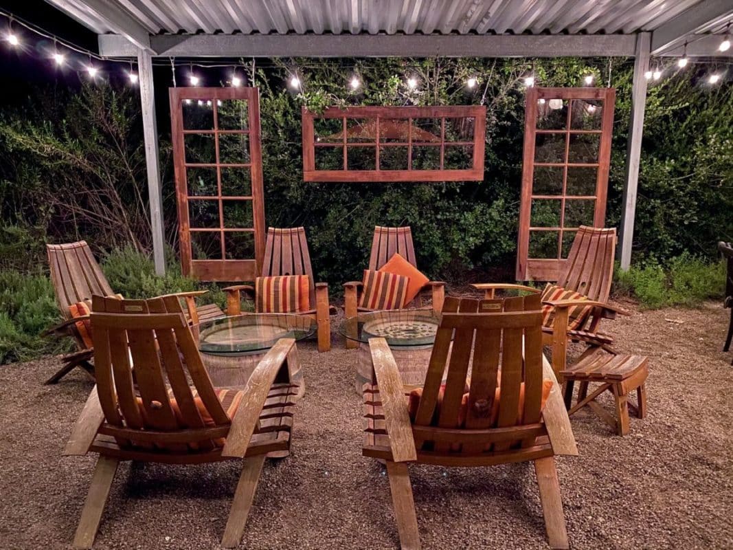 Un espace de vie extérieur aménagé avec des meubles en bois. 