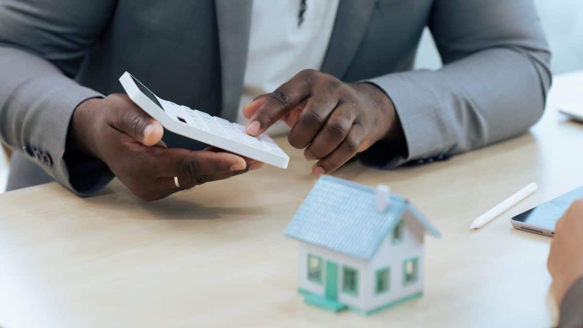 Un homme cherchant à comprendre les tendances du marché immobilier pour profiter de la location à long terme. 