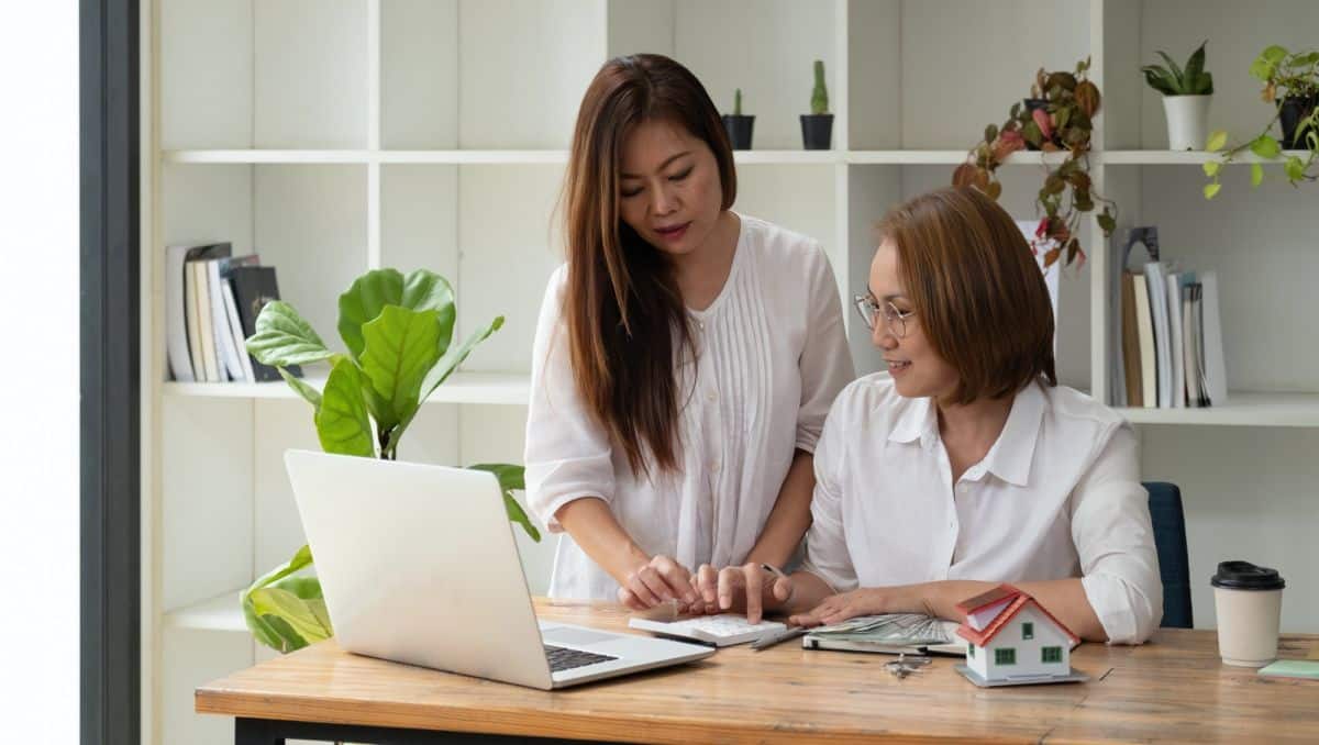 Deux femmes partenaires d'affaires appliquent quelques conseils pour un meilleur investissement immobilier.