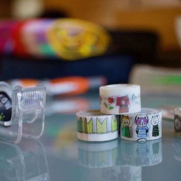 Bandes Washi Et Autres Objets Sur Une Table.