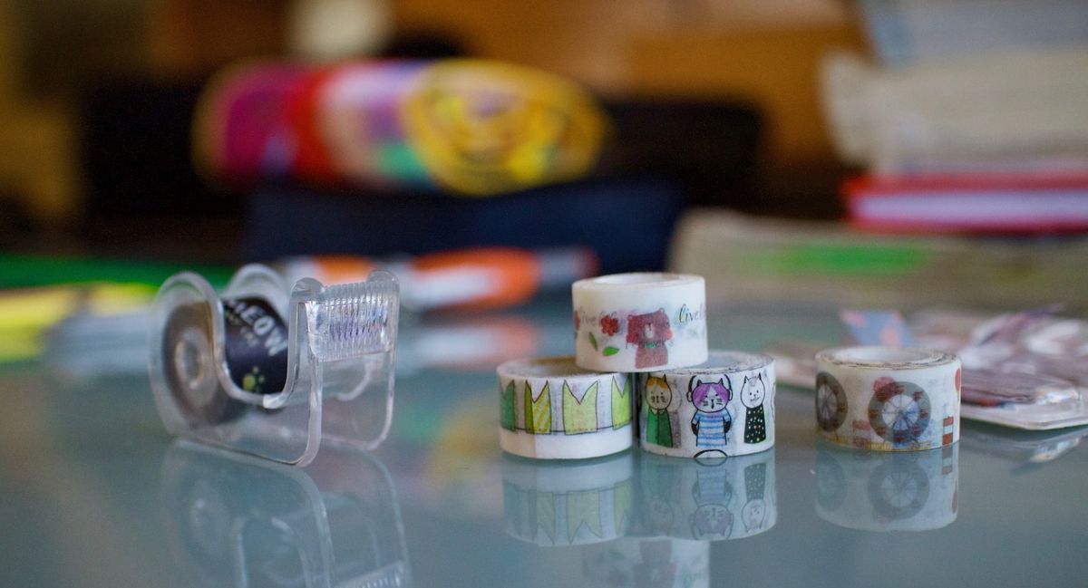 Bandes Washi Et Autres Objets Sur Une Table.