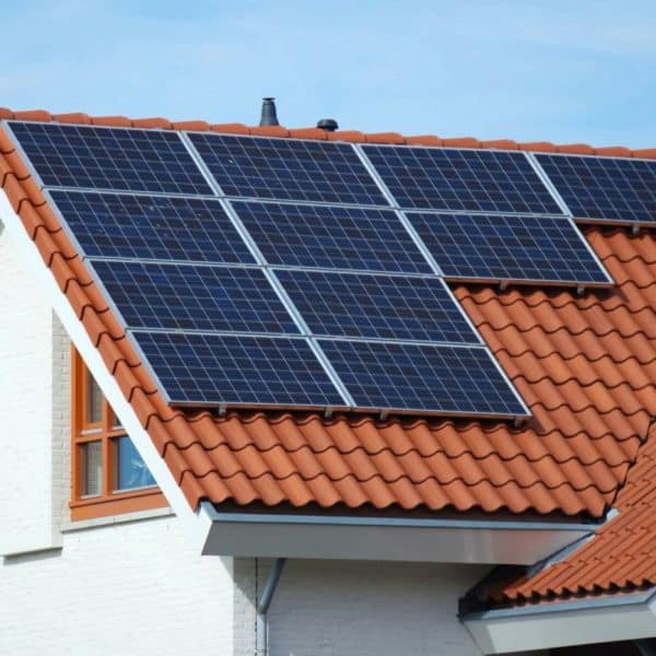 Panneaux Solaires Installés Sur Le Toit D'une Maison D'habitation.