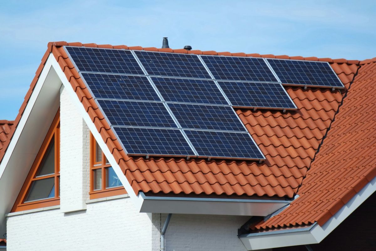 Panneaux Solaires Installés Sur Le Toit D'une Maison D'habitation.