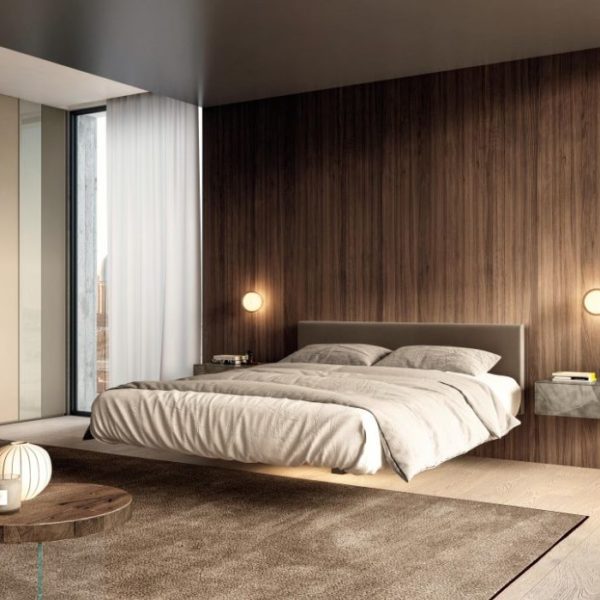 Chambre Moderne Avec Un Grand Lit, Des Panneaux Muraux En Bois Et Des Portes Coulissantes En Verre Donnant Sur La Ville. La Décoration Comprend Un Mobilier Minimaliste Et Un éclairage Tamisé.