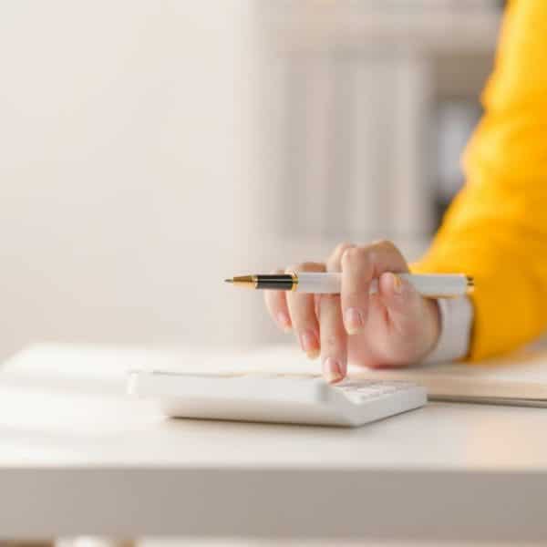 Femmes prestataires de services de prêt Personnes asiatiques Professionnels du monde des affaires Faciliter les procédures de prêt