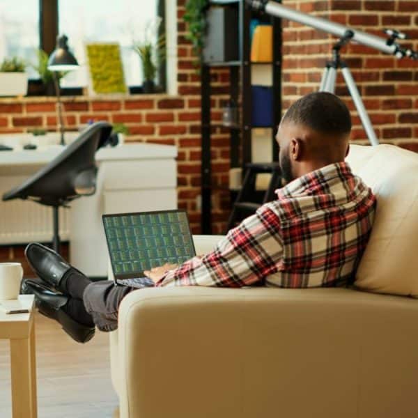 Courtier investissant dans des fonds communs de placement