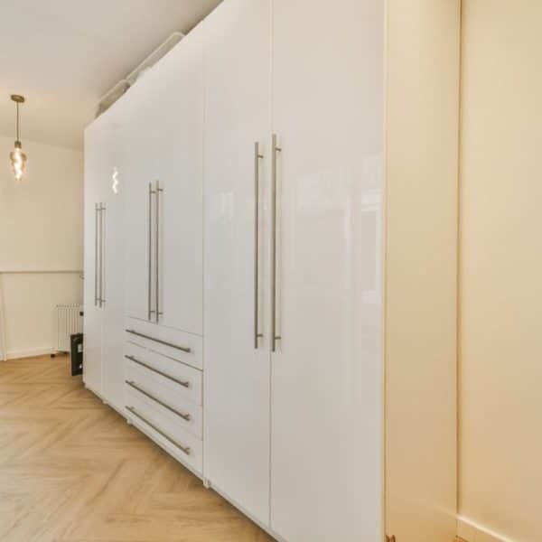 Intérieur d'une pièce spacieuse avec meubles de rangement