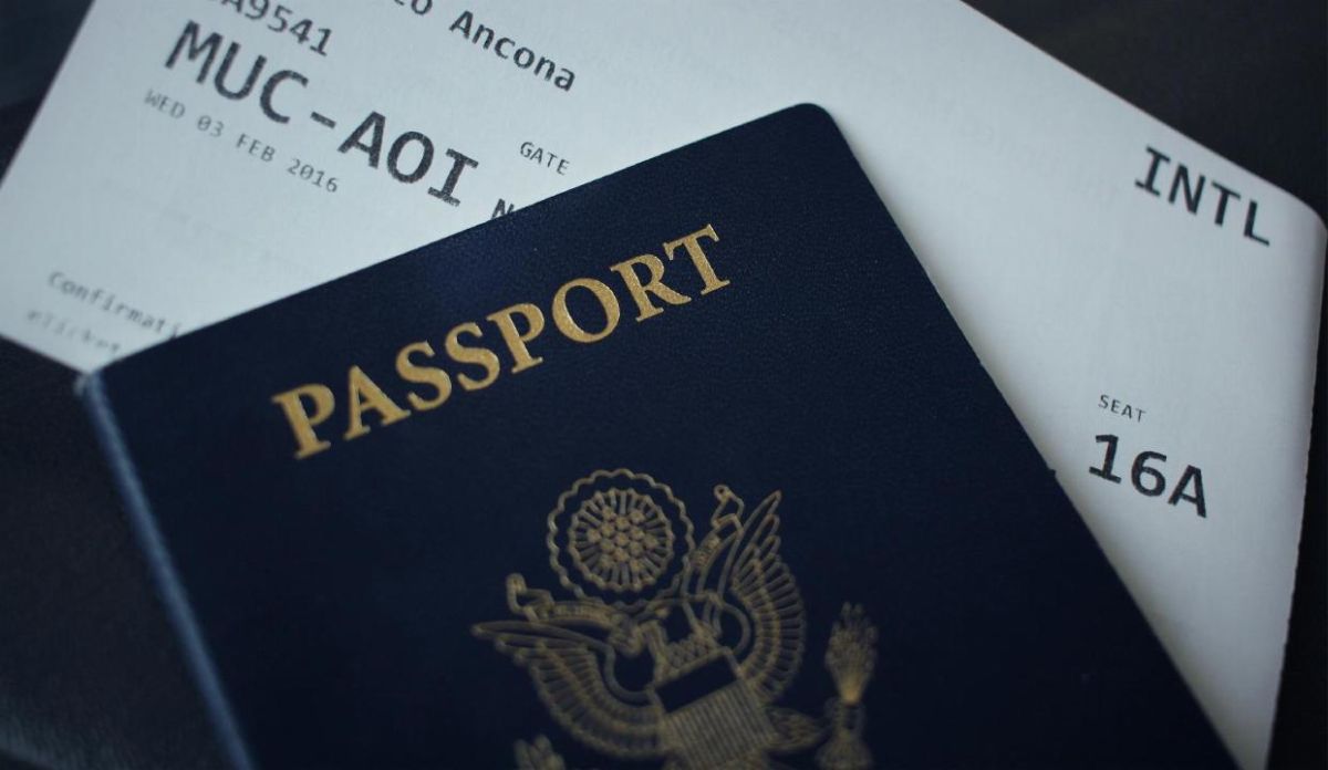 Un Passeport Et Une Carte D'embarquement Pour Le Siège 16a Sont Présentés, Avec L'itinéraire De Munich (muc) à Ancône (aoi).