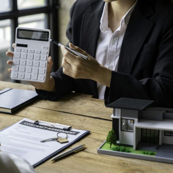 Real estate agents offer home equity loans to their customers to decide to insure their rental homes