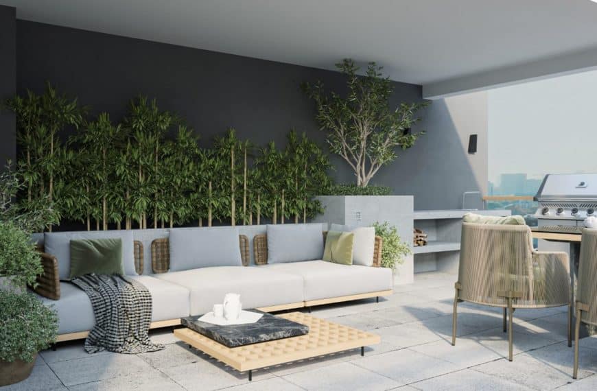 Une Terrasse Sur Le Toit Avec Canapé Moderne, Coussins Et Plantes En Pot Vous Invite à La Détente. Profitez Des Repas à Une Table Basse à Côté Du Gril, Tandis Que Des Chaises D'extérieur Sont Confortablement Installées Sous La Partie Couverte. Entourez Vous D'un Décor élégant Rehaussé De Peinture écologique Pour Une Touche écoresponsable.
