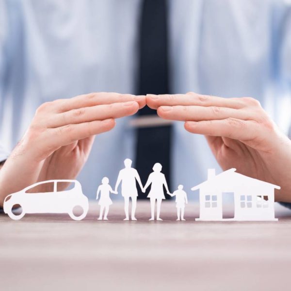 Les Mains Protègent Les Découpes En Papier D'une Voiture, D'une Famille Et D'une Maison, Symbolisant L'assurance Ou La Sécurité.