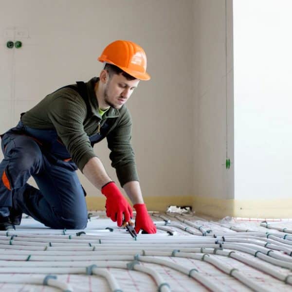 Découvrez les solutions les plus efficaces pour garder votre sol chaud en hiver : chauffage au sol électrique, hydraulique, tapis chauffants et plus.