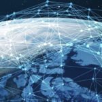 Vue De La Terre Depuis L'espace Avec Un Réseau De Lignes Et De Points Interconnectés Recouvrant Le Globe, Représentant La Connectivité Numérique Mondiale Ou Les Réseaux De Communication.