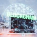 Un Ordinateur Portable Posé Sur Un Bureau Affiche Des Graphiques Numériques De Blockchain, Avec Le Mot « blockchain » Et Des Icônes En Forme De Circuit Superposés. Une Tasse à Café, Un Carnet Et Une Horloge Sont également Visibles.
