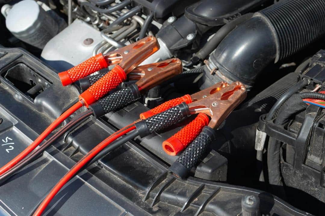 Les Câbles De Démarrage Sont Fixés Aux Bornes De La Batterie D'une Voiture Pour La Faire Redémarrer.