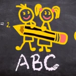 Dessin à La Craie De Deux Enfants Souriants Tenant Un Gros Crayon, Avec "1+1=2", Un Cœur Et "abc" écrits Sur Un Tableau Noir.