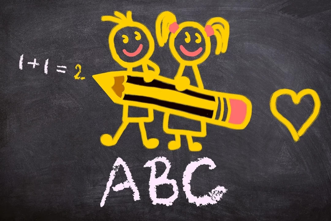 Dessin à La Craie De Deux Enfants Souriants Tenant Un Gros Crayon, Avec "1+1=2", Un Cœur Et "abc" écrits Sur Un Tableau Noir.